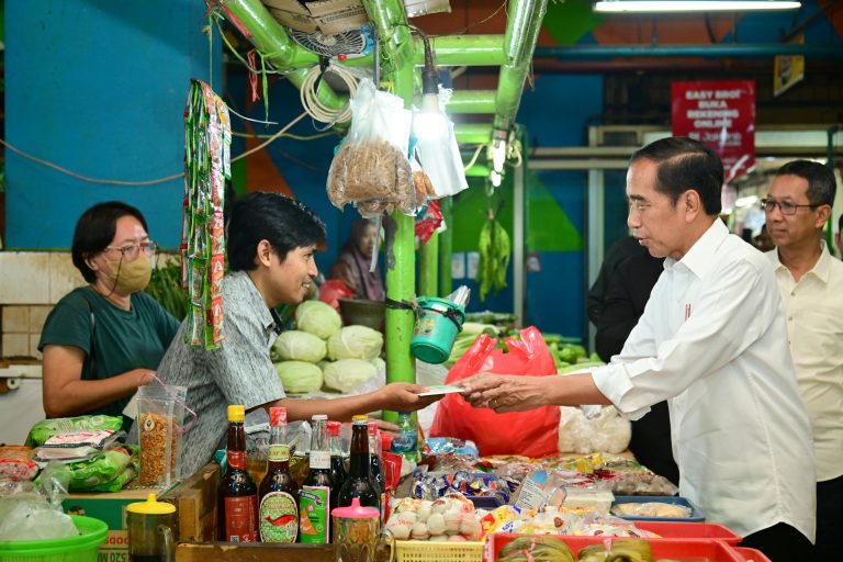 Jokowi Tinjau Harga Komoditas Pangan Di Pasar Jatinegara - Klikers ...